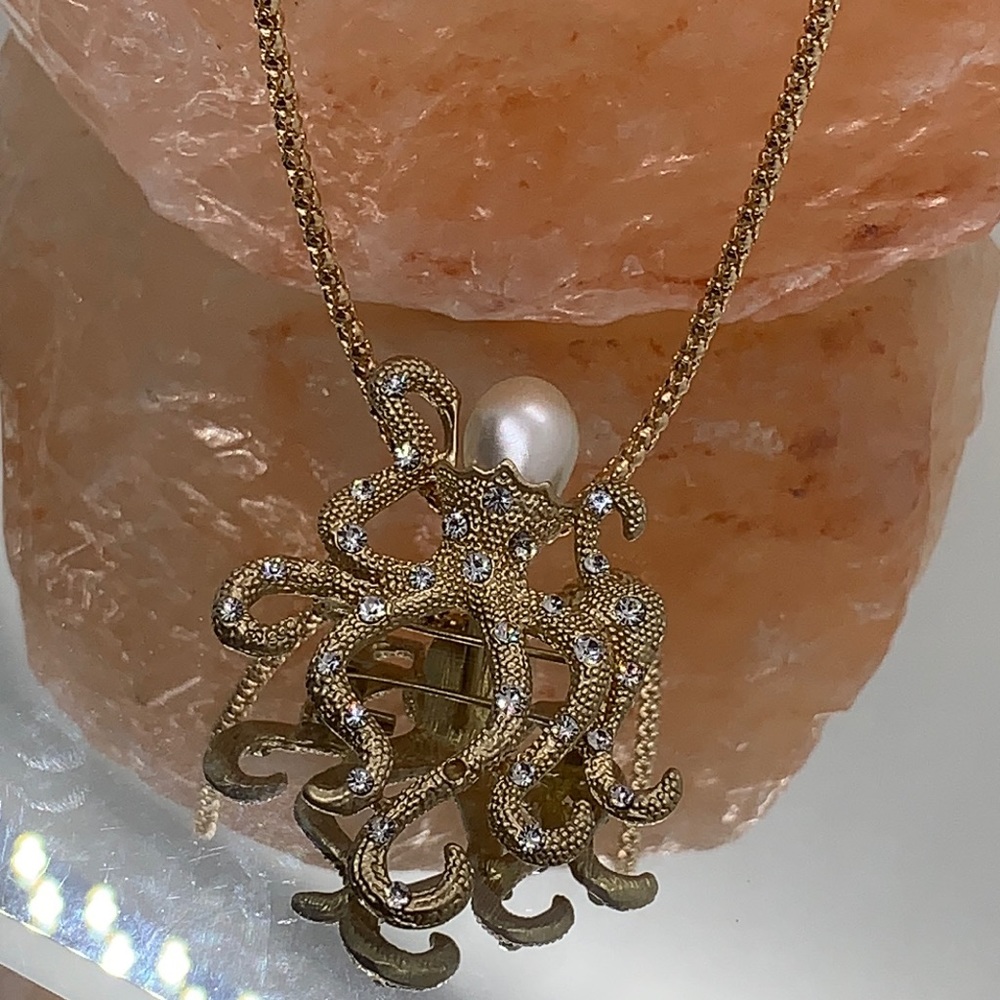 Octopus 🐙 necklace withe pearl head and crystals
